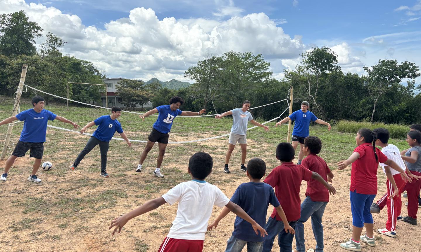 Duke athletes warm up with kids in Panama